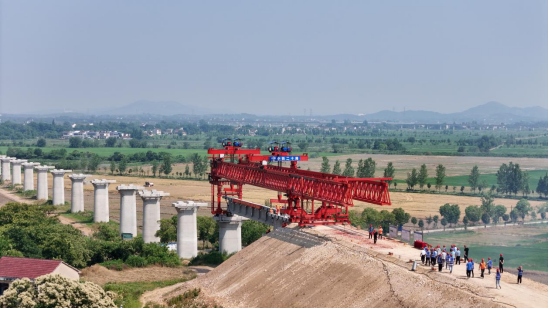 銅陵江北港鐵路專用線項(xiàng)目廬江段首片預(yù)制T梁順利架設(shè)